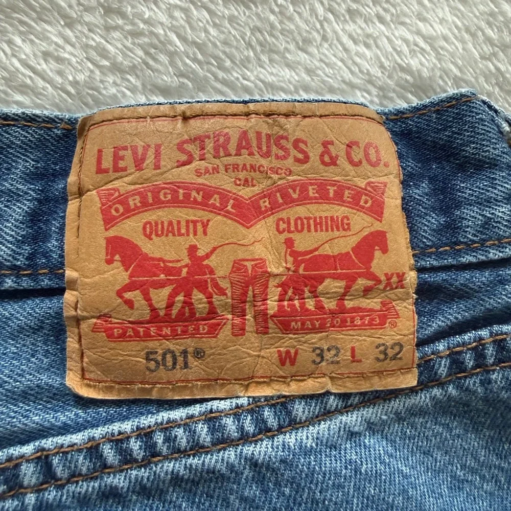 Levis 501 Original Fit Mens Medium Wash Blue Straight Leg Button Fly Jeans 32x32